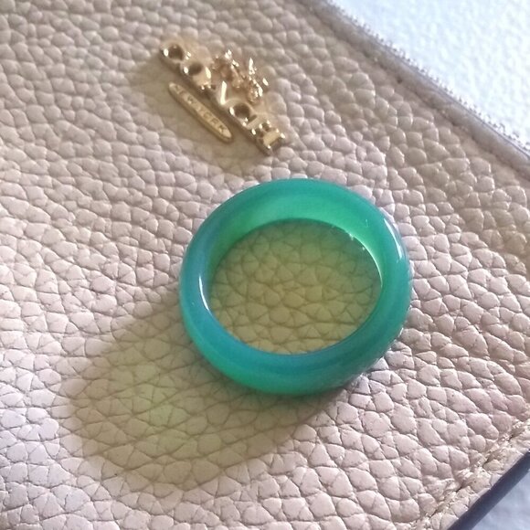 Kelly Green Agate ~ Slim Stone Ring Band Size 8 ~ Friendship + Promise Rings - Picture 1 of 11